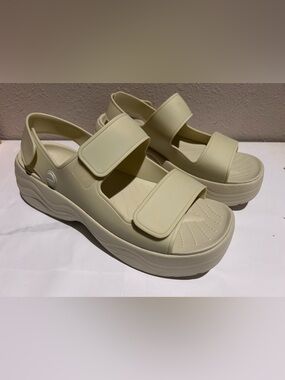 Crocs Skyline Sandal in Bone